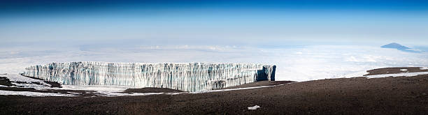 panorama di kilimanjaro estinzione picco uhuru, glacier - 5895 m - 5895 foto e immagini stock
