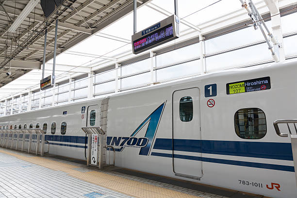 n700a série shinkansen trem-bala no japão - bullet train editorial transportation technology imagens e fotografias de stock