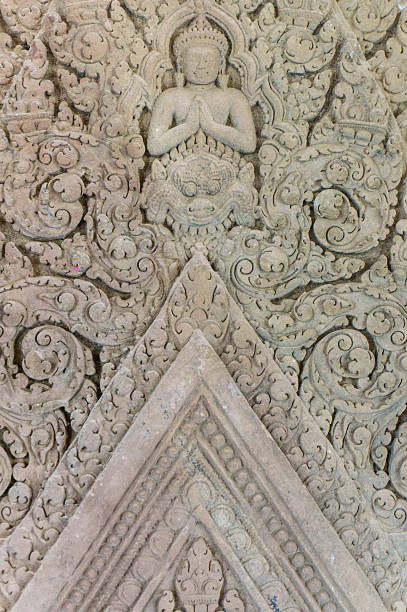 gros plan d'angkor en pierre s'moulé citron vert - carving cambodia decoration thailand photos et images de collection