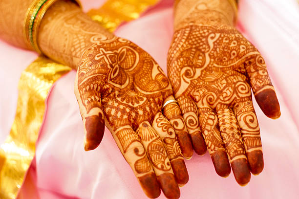 mehendi (desenhos em henna) em mãos de mulher - wedding indian culture pakistan henna tattoo - fotografias e filmes do acervo
