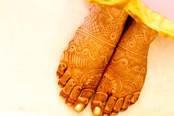 henné, mehendi (designs sur les pieds de femme - wedding indian culture pakistan henna tattoo photos et images de collection