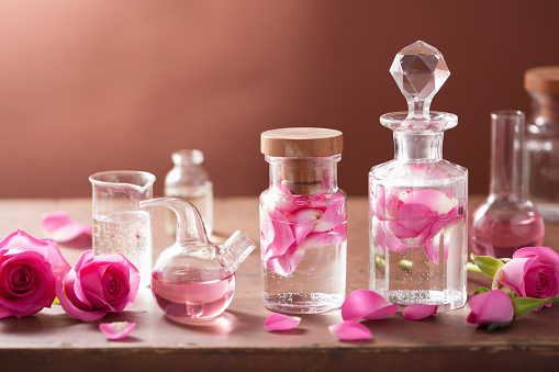 alchemy y aromaterapia conjunto con rosa flores y matraces photo