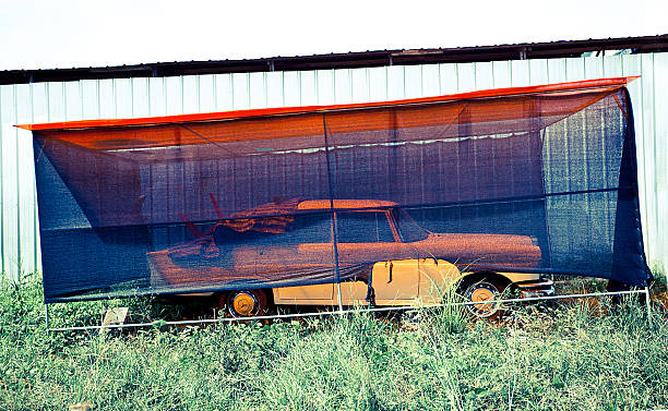 auto, vecchia mercedes parcheggiata - sign rusty industry no parking sign imagens e fotografias de stock