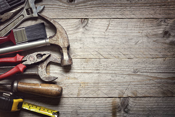 herramientas de construcción - wrench ruler screwdriver hammer fotografías e imágenes de stock