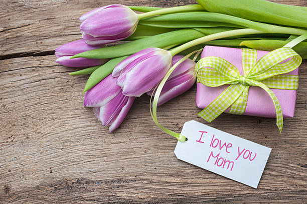 i love you mom fresh tulips and tag on wooden backgroundfresh tulips and tag with copy space on wooden background i love you stock pictures, royalty-free photos & images