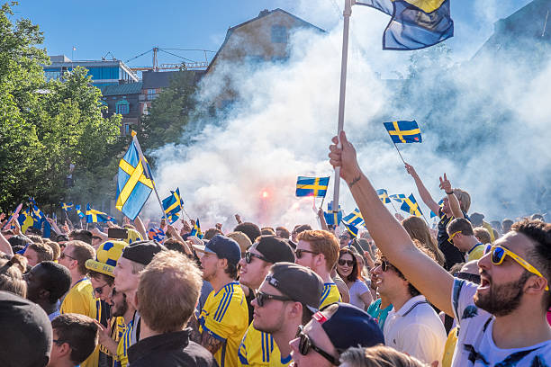 schwedischen fußball-fans feiern sie der europäischen champions - stockholm sweden flag swedish culture stock-fotos und bilder