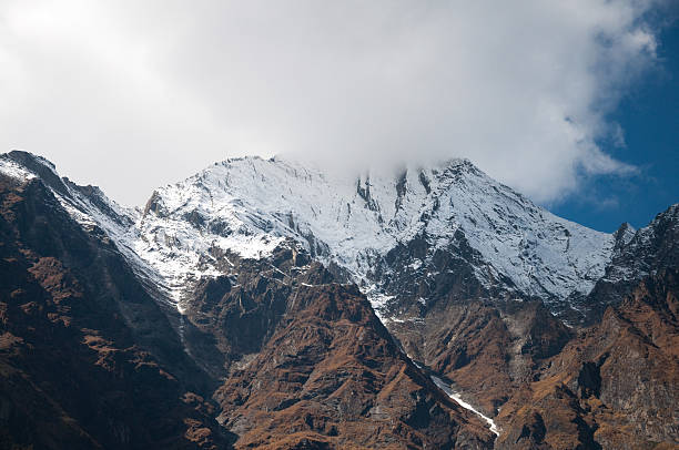 pico de la montaña del himalaya - renjo la fotografías e imágenes de stock