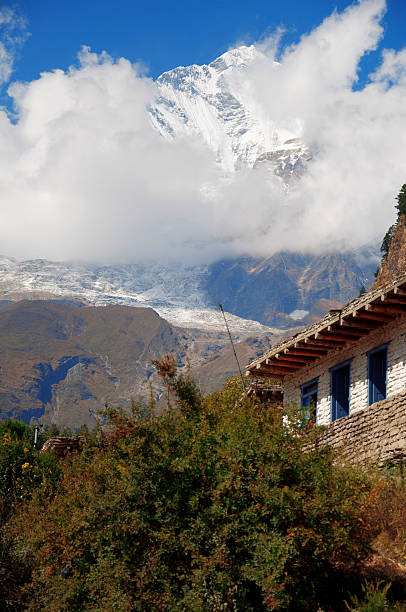 pico de la montaña del himalaya - renjo la fotografías e imágenes de stock