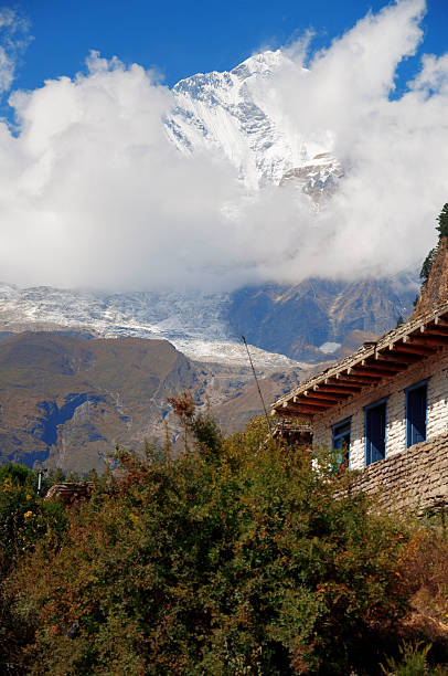 il picco di montagna himalaya - renjo la foto e immagini stock