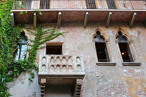 balkon der julia's house (casa di giulietta - travel juliets balcony balcony europe stock-fotos und bilder