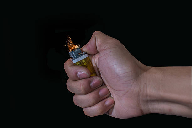 mano con leggeri accendere (col fuoco) sparks - accendere (col fuoco) foto e immagini stock