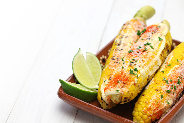 мексиканская на гриле кукуруза, elote - corn corn on the cob grilled roasted стоковые фото и изображения