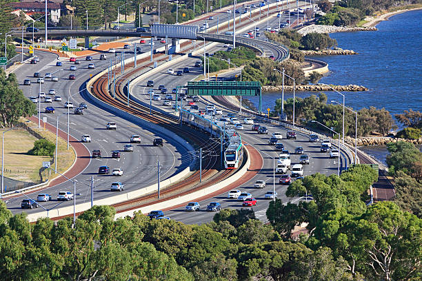 transito della città: correre giù treno della metropolitana di superstrada striscia centrale - train australia electric train image foto e immagini stock