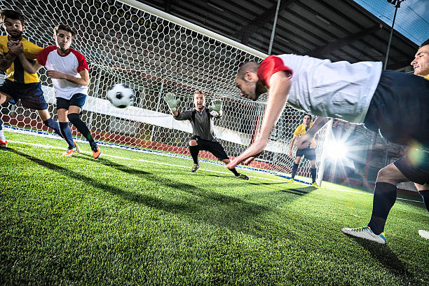 partido de fútbol en el estadio: conector macho objetivo - soccer player flash fotografías e imágenes de stock