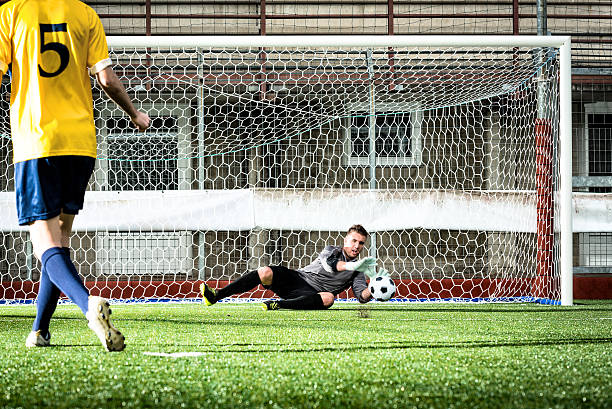 jogo de futebol no estádio: perdeu cobrança de pênalti - soccer player flash - fotografias e filmes do acervo