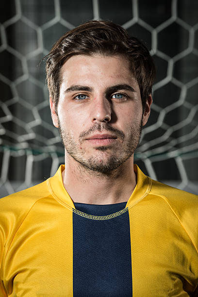 real footballer retrato delante del objetivo - soccer player flash fotografías e imágenes de stock