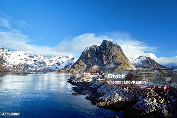 Cabañas De La Pesca Del Díareine Lofoten Islands Norway Foto de stock y más banco de imágenes de Noruega