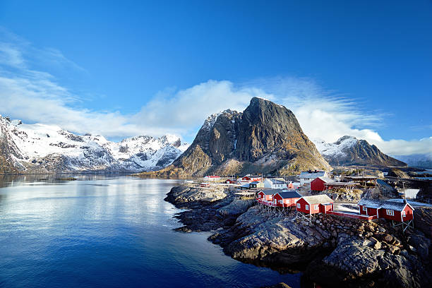 cabanes de pêche au printemps-reine, îles lofoten, norvège - norwegian culture photos et images de collection