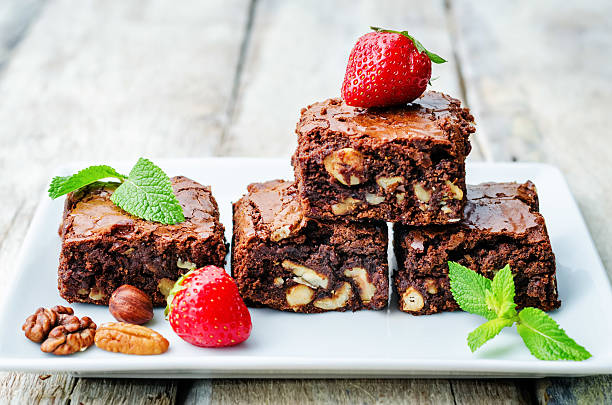 チョコレートナットブラウニーケーキ、ストロベリーの装飾 - nut pastry brownie hazelnut ストックフォトと画像