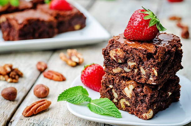 チョコレートナットブラウニーケーキ、ストロベリーの装飾 - nut pastry brownie hazelnut ストックフォトと画像