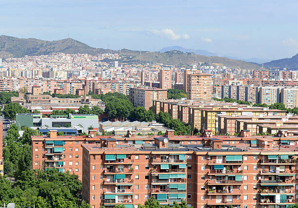 suburban expansão da cidade costeira de barcelona, espanha - vegetação mediterranea - fotografias e filmes do acervo