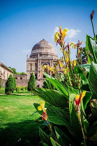 Bara Gumbad tomb Bara Gumbad tomb and mosque, Lodhi Gardens, New Delhi India lodi gardens stock pictures, royalty-free photos & images