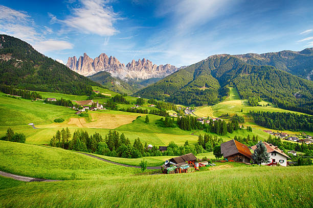 돌로미티 알프스, 산-val di 푸네스 - tirol village european alps austria 뉴스 사진 이미지