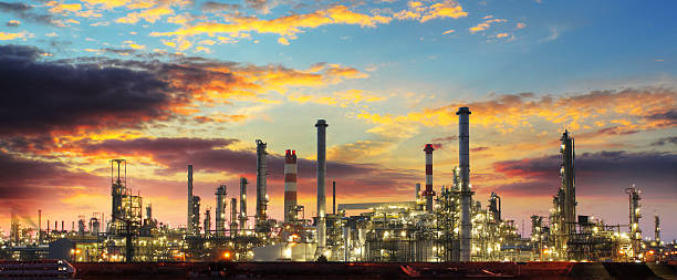 industrial planta de refinería de aceite por la noche - distillation tower fotografías e imágenes de stock