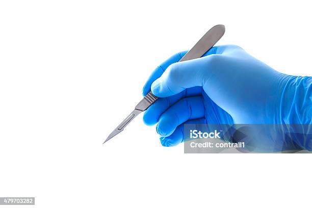 Doctors Hand Holding Pinzette Mit Clipping Path Stockfoto und mehr Bilder von Skalpell - Skalpell, Operation, Blau