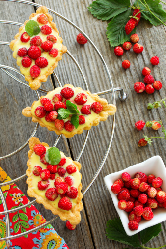 Tartlets with custard and strawberries.