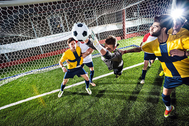 partita di calcio stadium: portiere salva - soccer player flash foto e immagini stock