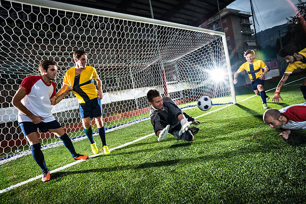 partido de fútbol en el estadio: conector macho objetivo - soccer player flash fotografías e imágenes de stock