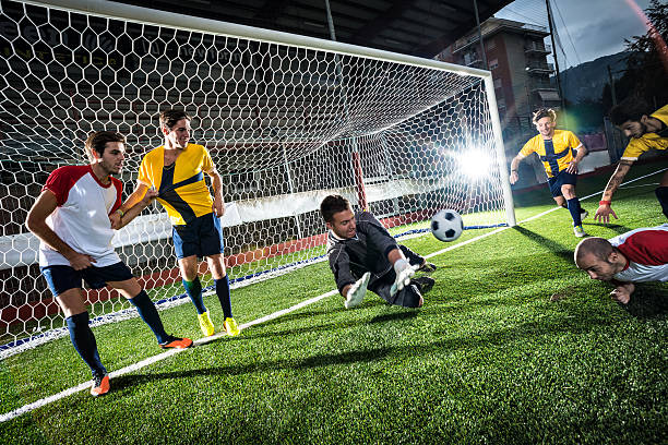 jogo de futebol no estádio: cabeçalho objetivo - soccer player flash - fotografias e filmes do acervo
