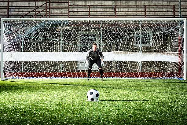 fußballspiel im stadium: stornierungsgebühr kick - penalty soccer penalty shoot out goalie stock-fotos und bilder