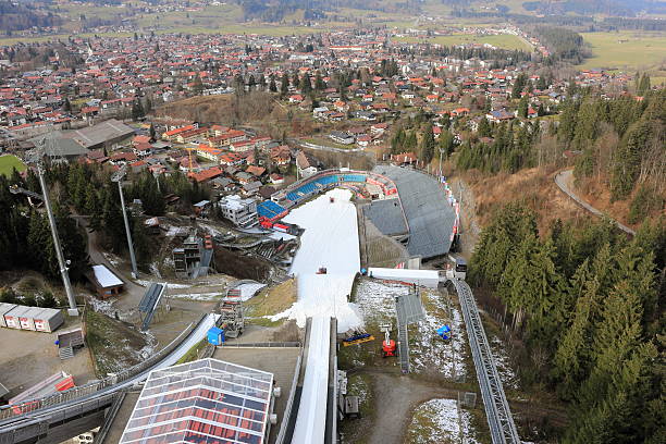 salto de esqui stadium, erdinger arena. oberstdorf, bavária, alemanha. - ski arena - fotografias e filmes do acervo