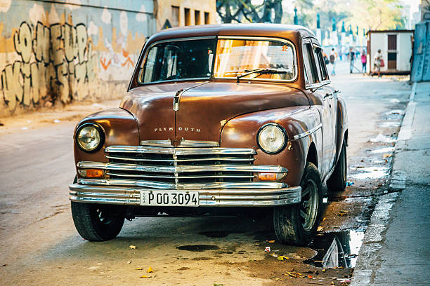 늙음 브라운 칠레식 차를, 쿠바 아바나 street - chevrolet havana cuba 1950s style 뉴스 사진 이미지