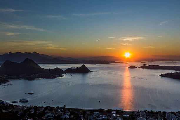 sun 설정을 구아나바라 베이에서의, rio de janeiro - niteroi corcovado rio de janeiro tropical climate 뉴스 사진 이미지