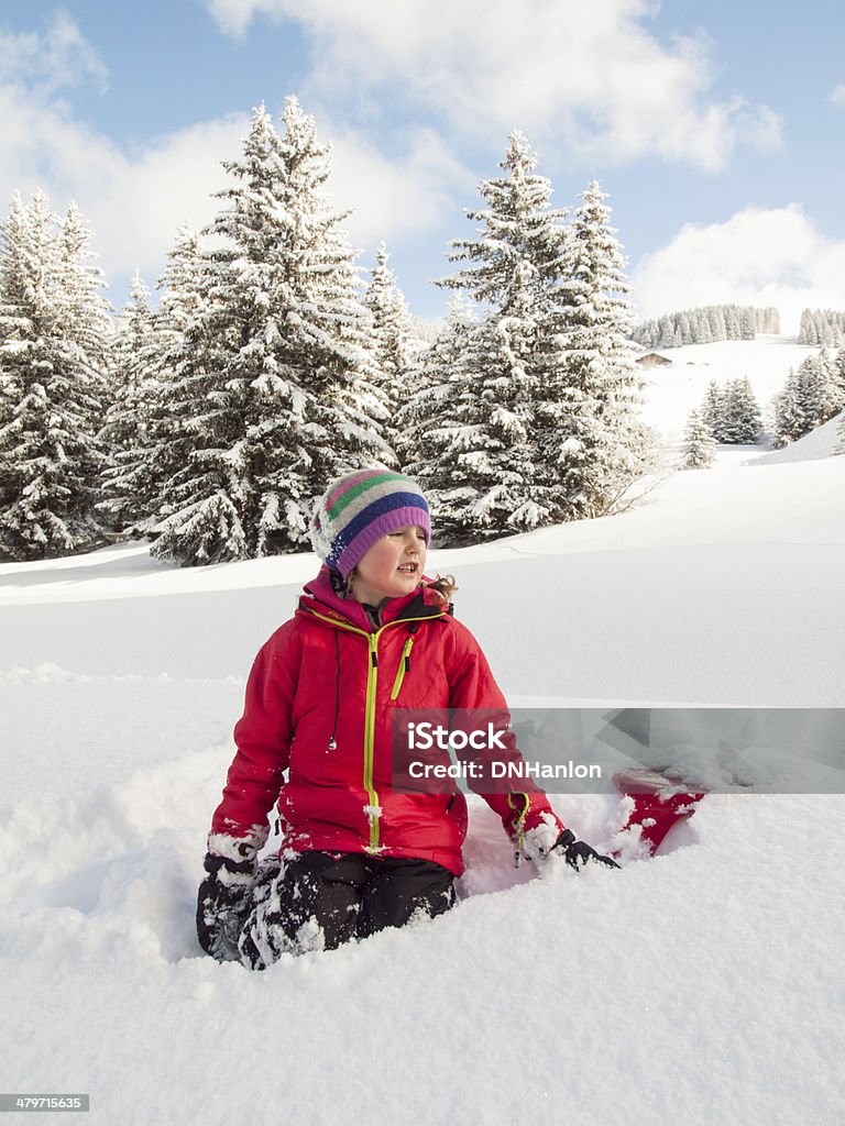 Niña en la nieve con trineo - Foto de stock de Aire libre libre de derechos