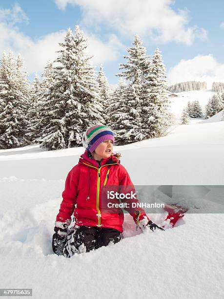 Niña En La Nieve Con Trineo Foto de stock y más banco de imágenes de Aire libre - Aire libre, Alpes Europeos, Boscaje