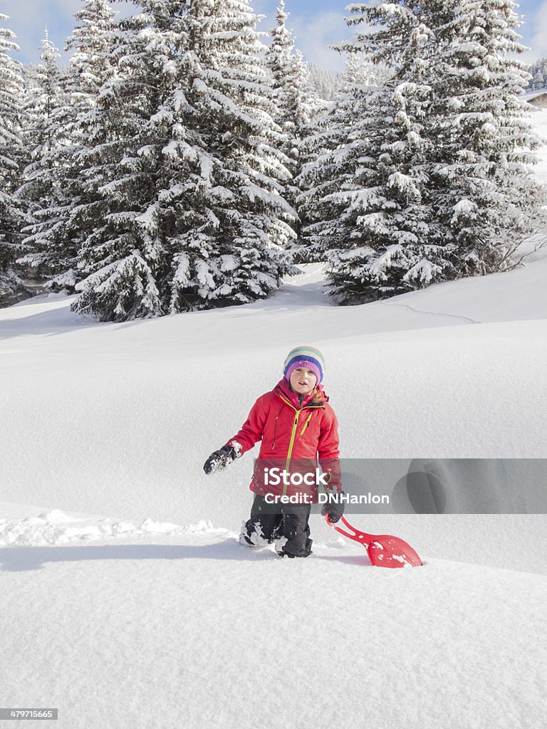 Niña en la nieve con trineo - Foto de stock de Aire libre libre de derechos