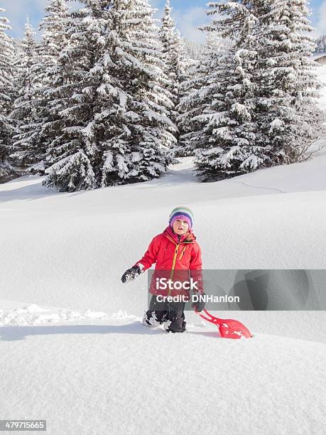 Niña En La Nieve Con Trineo Foto de stock y más banco de imágenes de Aire libre - Aire libre, Alpes Europeos, Boscaje