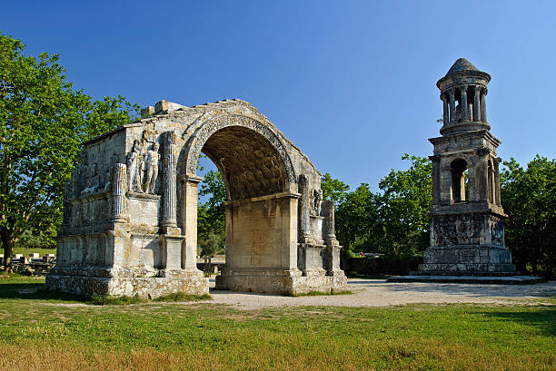 antigua roman monumentos de glanum, provence, francia - st remy de provence fotografías e imágenes de stock