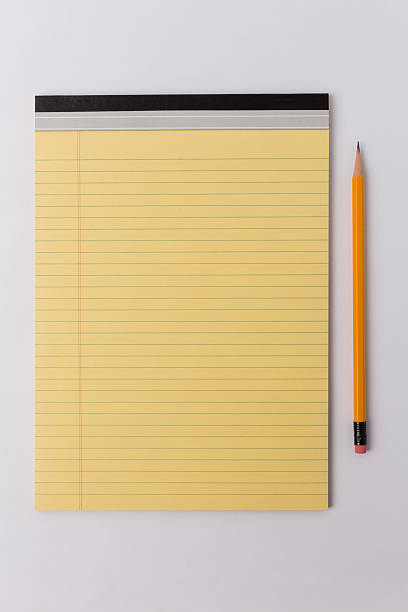 bloc-notes jaune et crayon - lined paper pencil wood sharp photos et images de collection