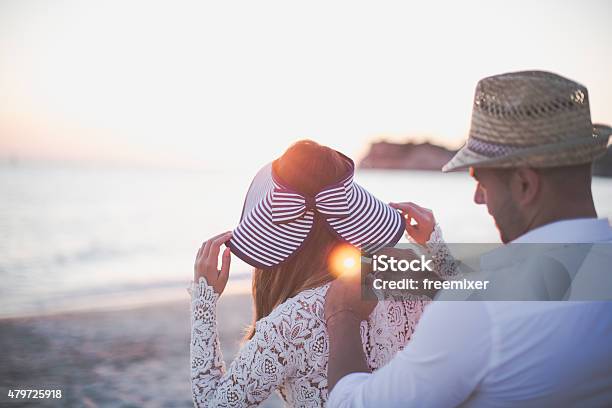 Noiva E Noivo Na Praia - Fotografias de stock e mais imagens de Abotoar - Abotoar, Casamento, Destino de Viagem