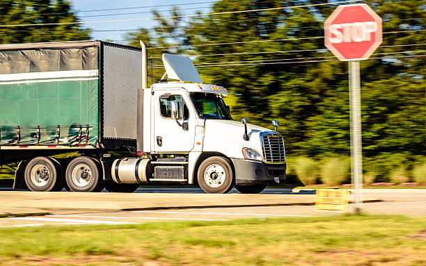 camion cargo - electrcity foto e immagini stock