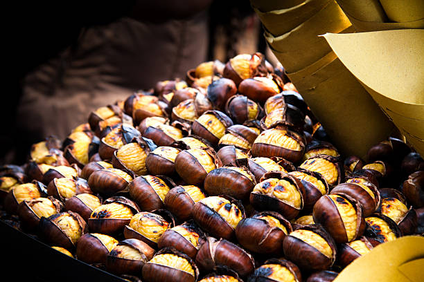 los alimentos - chestnut roasted heat roasted chestnut fotografías e imágenes de stock