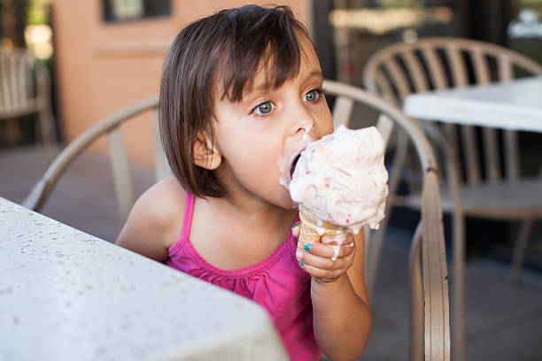 menina é comer um gelado - one baby girl only fotos imagens e fotografias de stock