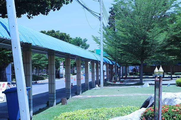 istock Covered walkway walk - outside the school building 479737944