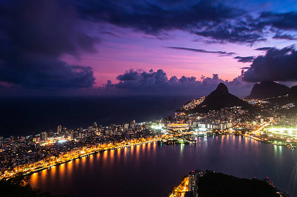 magnifique vue de rio de janeiro au coucher du soleil - plage de leblon photos et images de collection