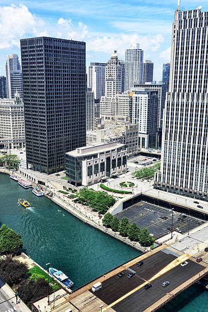 widok z lotu ptaka z chmur i chicago river - equitable building zdjęcia i obrazy z banku zdjęć